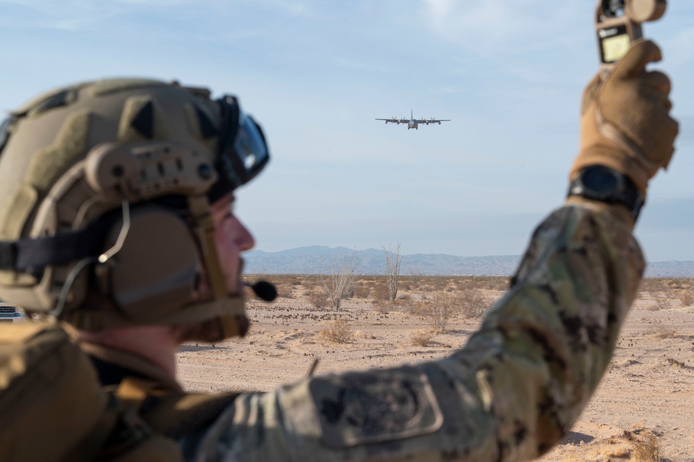 Italian Special Operation Forces members conduct free fall jumps during Emerald Warrior 25.1