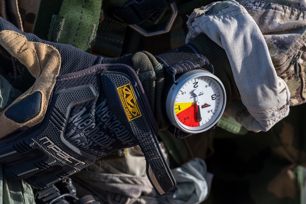 Italian Special Operation Forces members conduct free fall jumps during Emerald Warrior 25.1