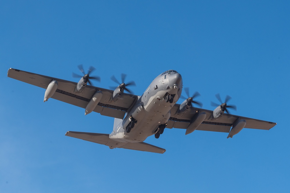 Italian Special Operation Forces members conduct free fall jumps during Emerald Warrior 25.1