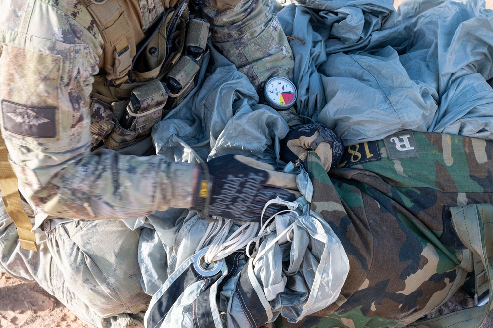 Italian Special Operation Forces members conduct free fall jumps during Emerald Warrior 25.1