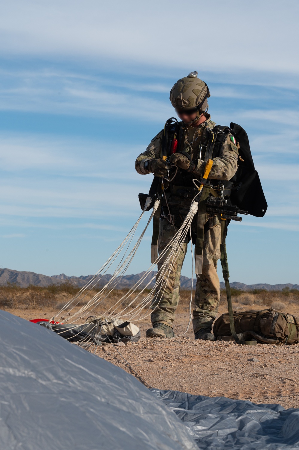 Italian Special Operation Forces members conduct free fall jumps during Emerald Warrior 25.1