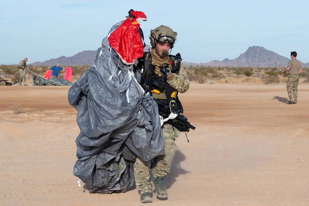 Italian Special Operation Forces members conduct free fall jumps during Emerald Warrior 25.1