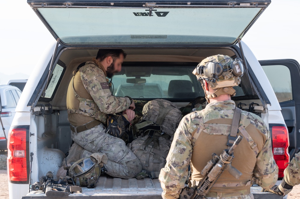 Italian Special Operation Forces members conduct free fall jumps during Emerald Warrior 25.1