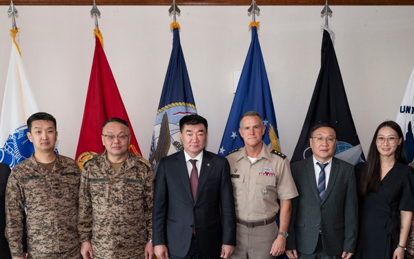 Mongolian Minister of Defense visits U.S. Indo-Pacific Command