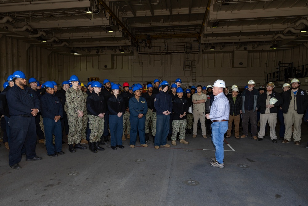 MSCEURAF Commander Visits USS Hershel &quot;Woody&quot; Williams (ESB 4)