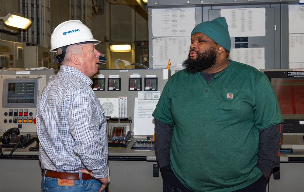 MSCEURAF Commander Visits USS Hershel &quot;Woody&quot; Williams (ESB 4)