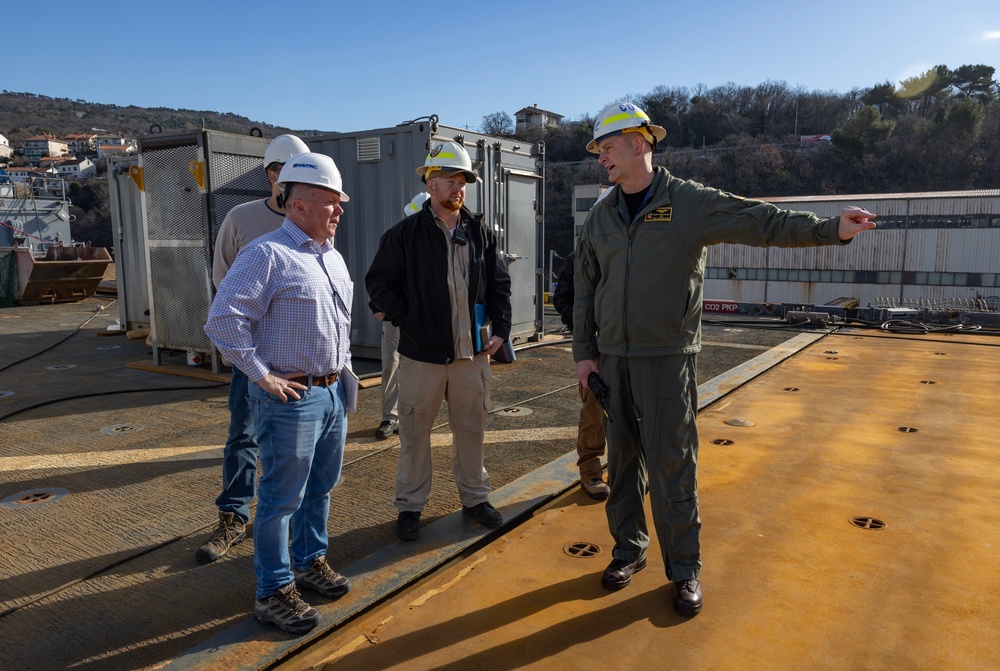 MSCEURAF Commander Visits USS Hershel &quot;Woody&quot; Williams (ESB 4)