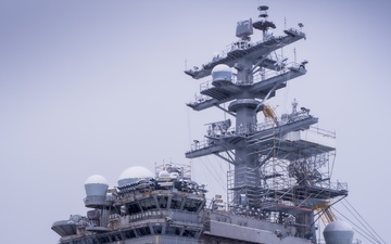 USS Ronald Reagan (CVN 76) Sailors clear snow