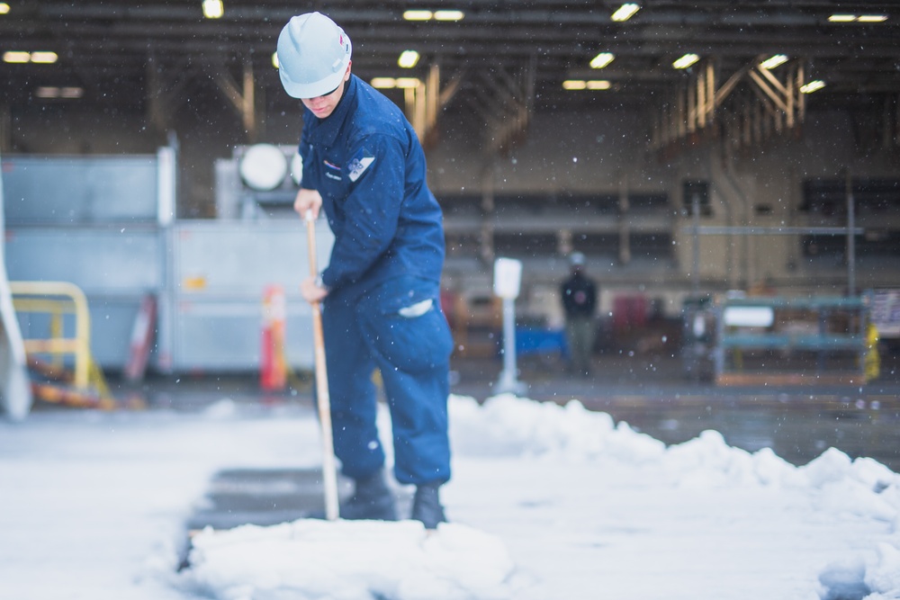 USS Ronald Reagan (CVN 76) Sailors clear snow