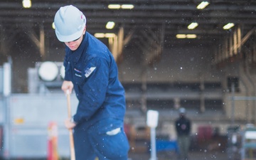 USS Ronald Reagan (CVN 76) Sailors clear snow