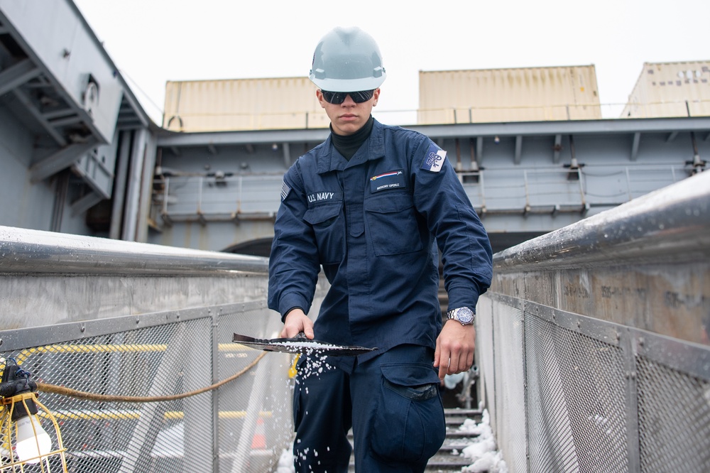 USS Ronald Reagan (CVN 76) Sailors clear snow