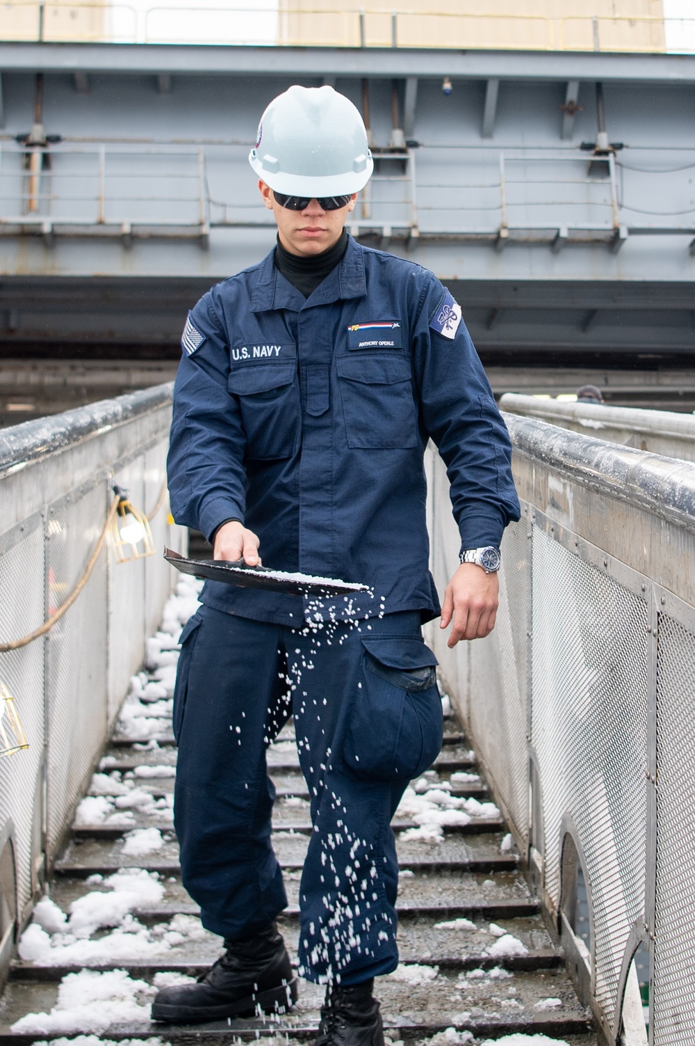 USS Ronald Reagan (CVN 76) Sailors clear snow