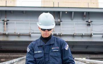 USS Ronald Reagan (CVN 76) Sailors clear snow