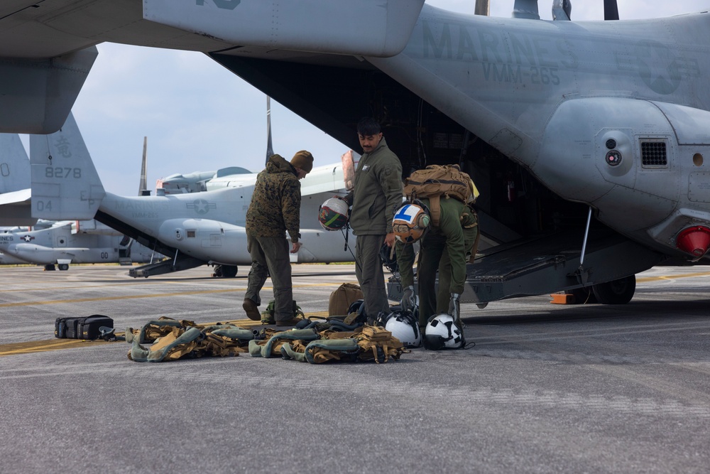 VMM-265 prepares aircraft for flight