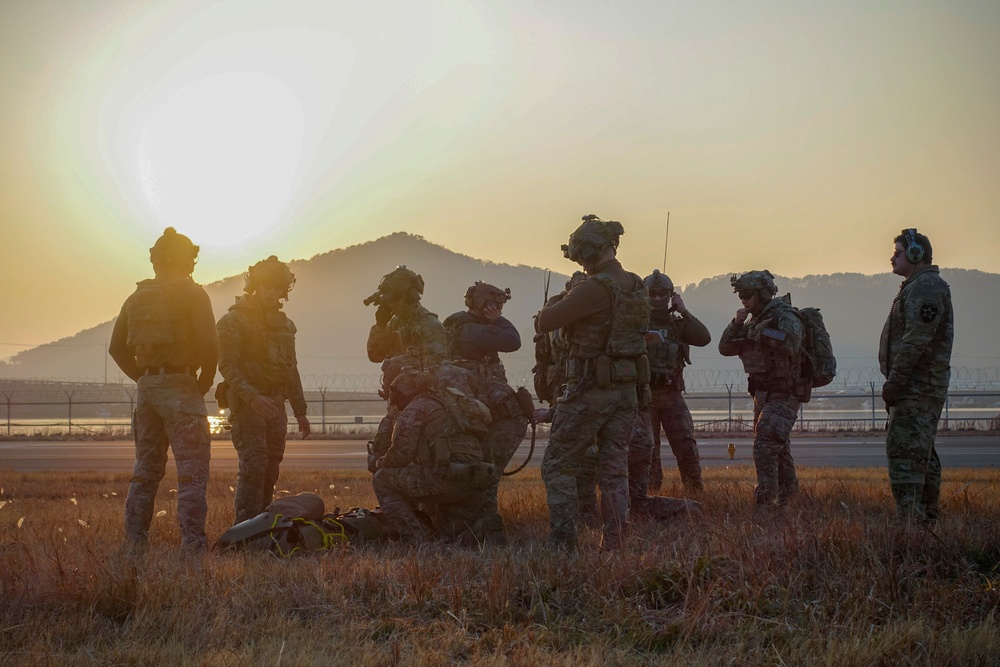 Underwater Demolition Team/Sea Air and Land Team(UDT/SEAL) Medical Evacuation Training