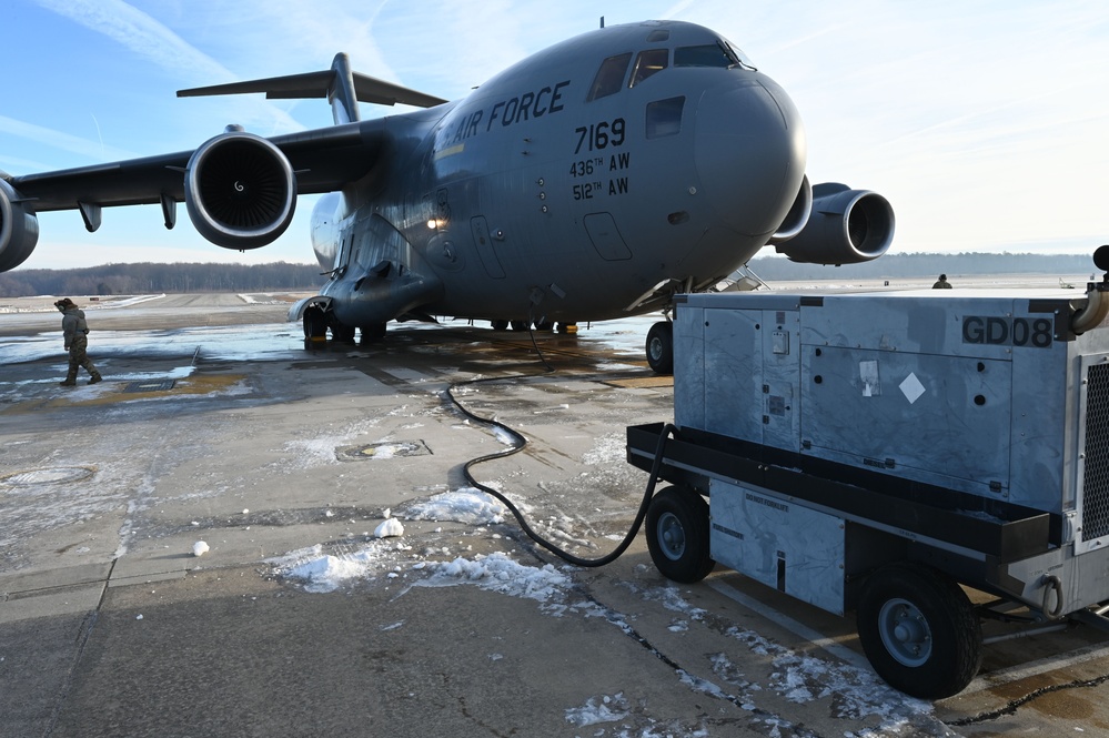 Dover’s Citizen Airmen maintain aircraft in frigid temps