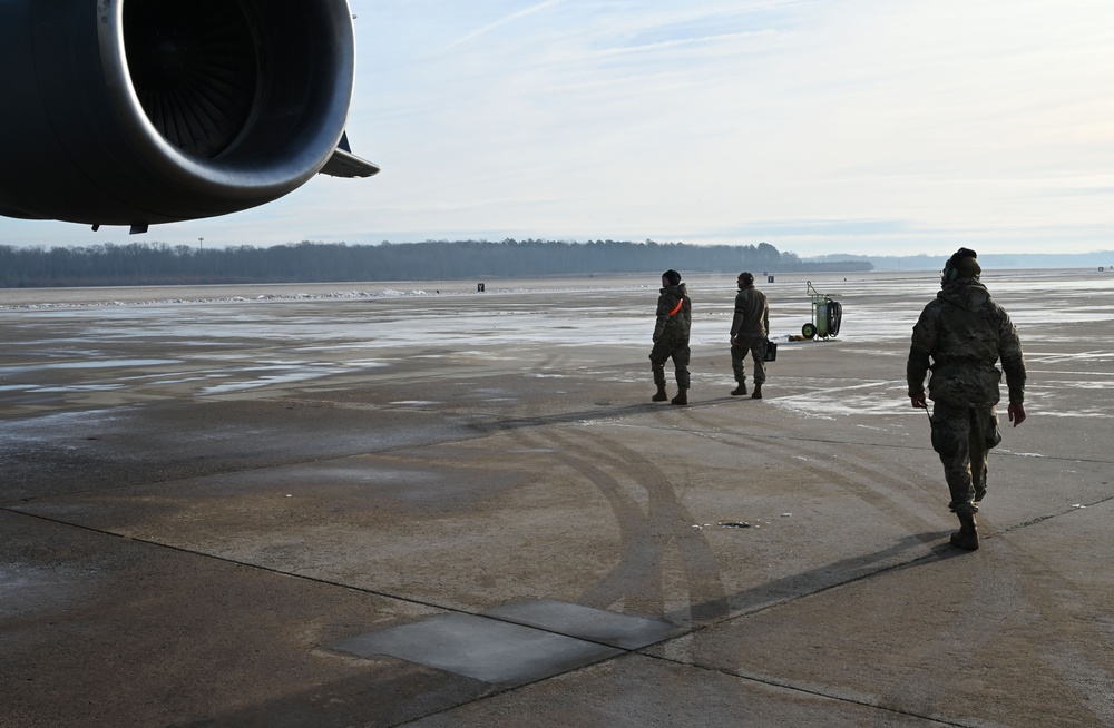 Dover’s Citizen Airmen maintain aircraft in frigid temps