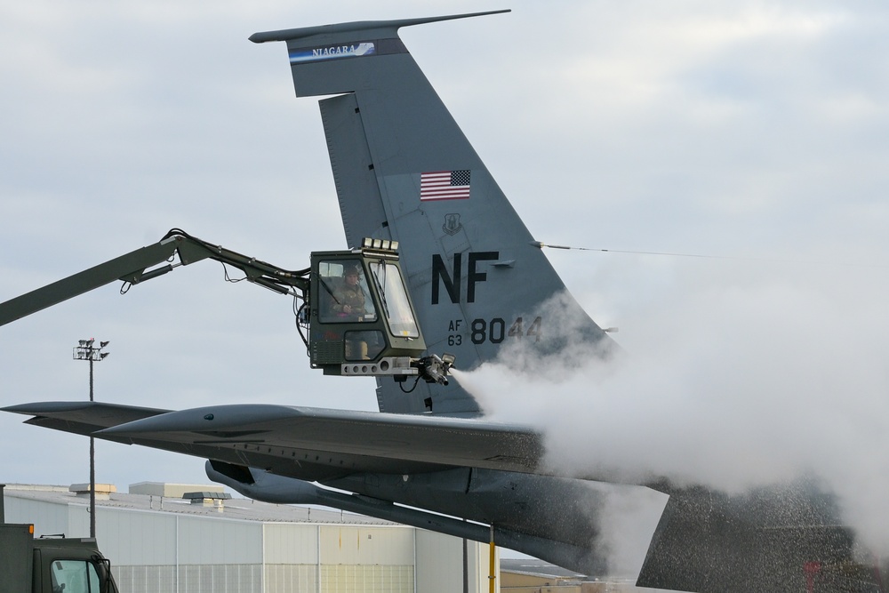 914th ARW maintenance squadron member de-ices a KC-135 Stratotanker