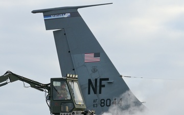 914th ARW maintenance squadron member de-ices a KC-135 Stratotanker