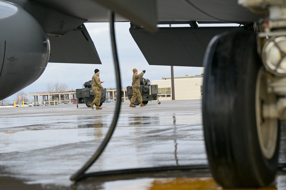 914th ARW maintenance squadron members prepare KC-135 for flight