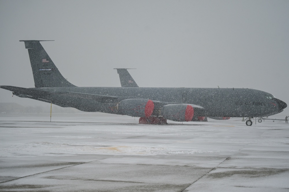 KC-135 sits on a snowy flight line in Niagara Falls