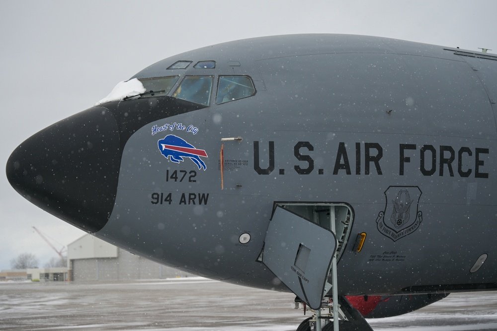 KC-135 sits on a snowy flightline in Niagara Falls