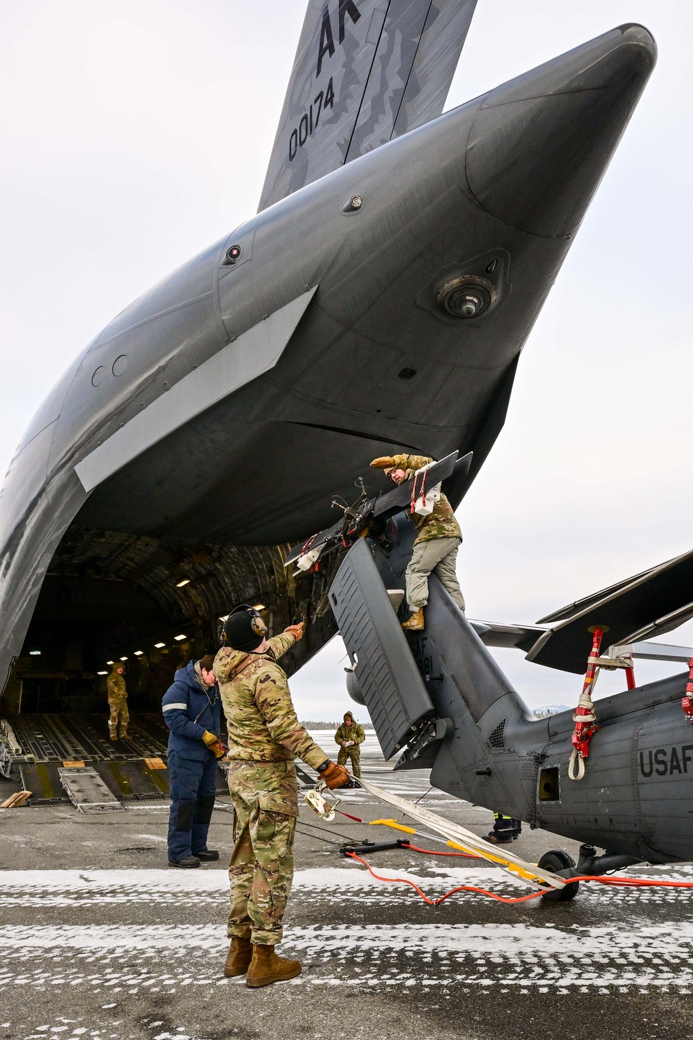 Rescue of 2 plane crash victims in Yukon Territory kicks off 176th Wing’s busy rescue week