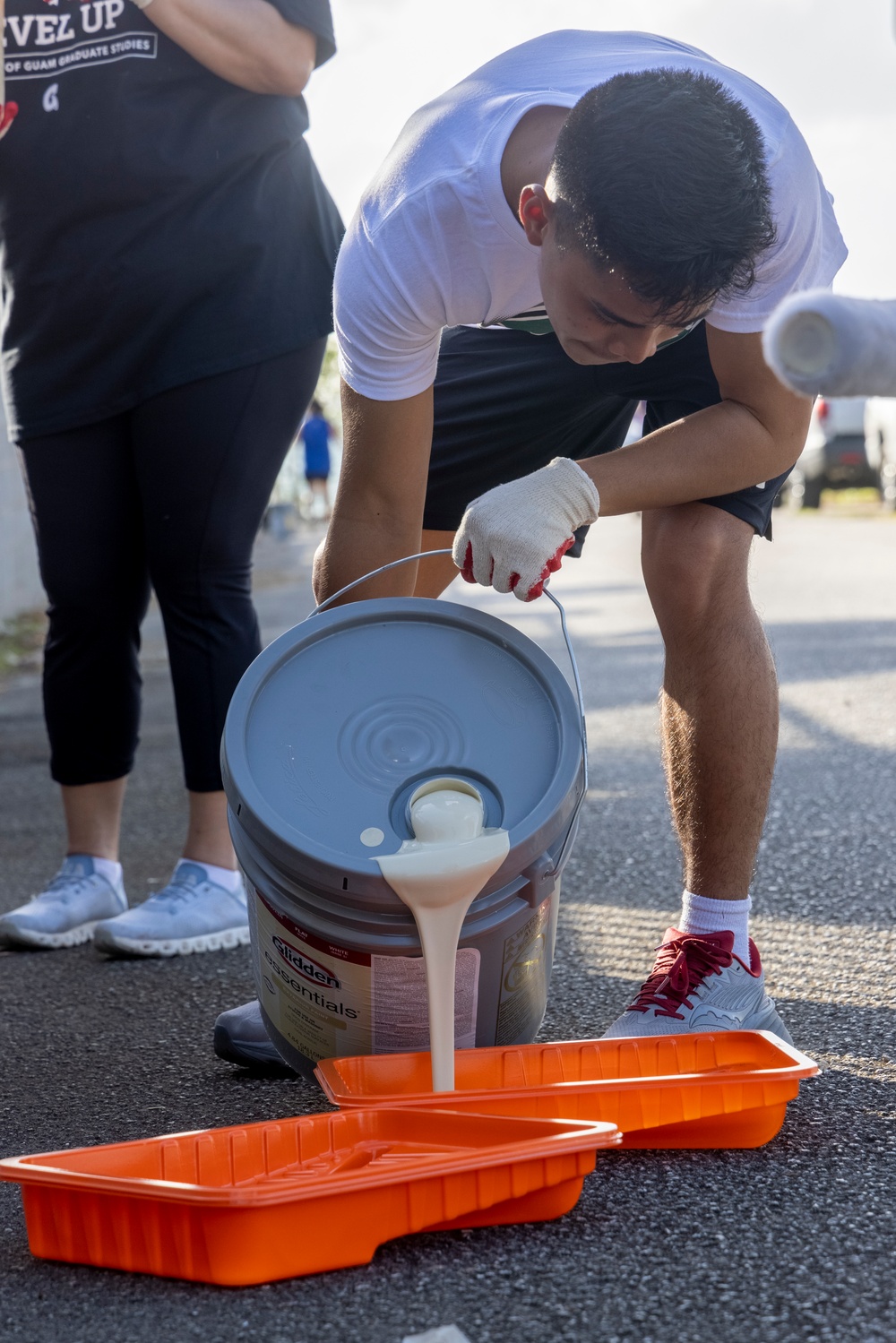 Marines, Sailors paint to revitalize Guam