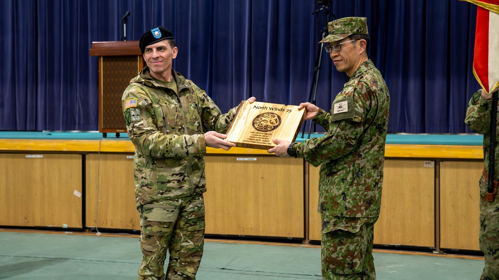 U.S. Army and JGSDF Commanders Exchange Gifts