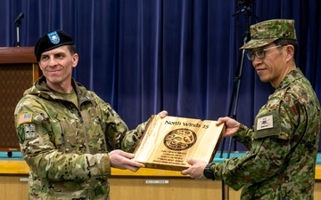 U.S. Army and JGSDF Commanders Exchange Gifts