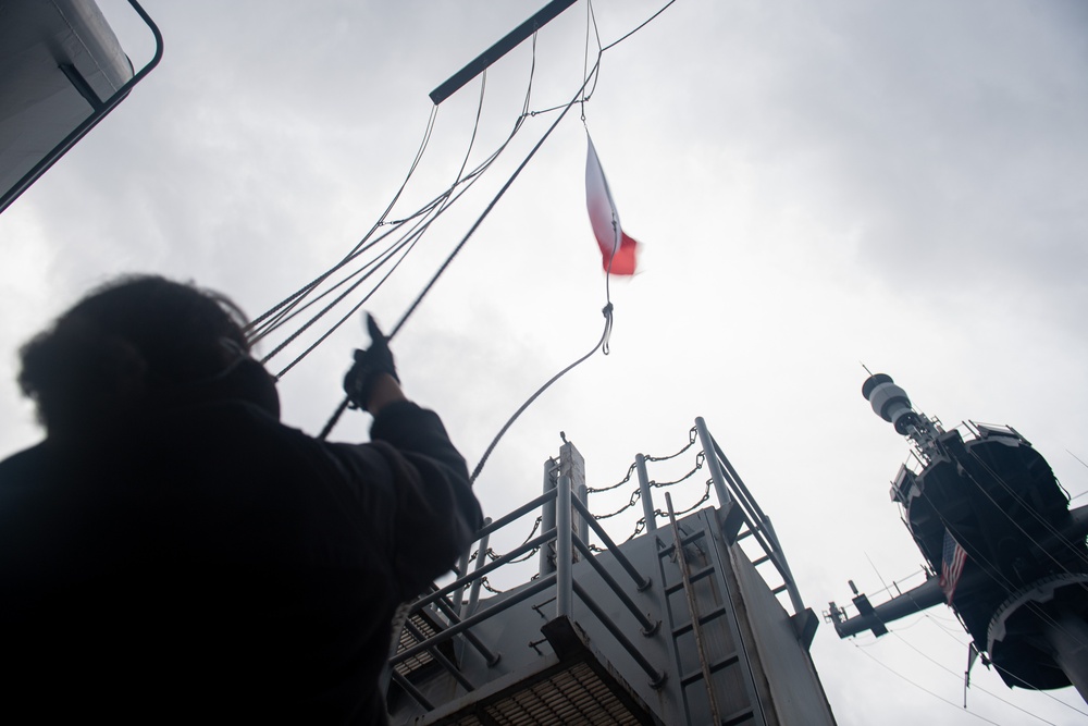 USS America (LHA 6) Conducts RAS with USNS Charles Drew (T-AKE 10)