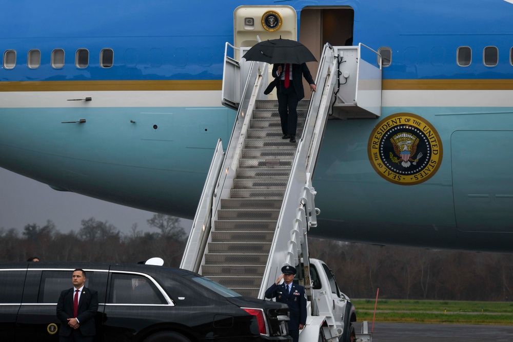 President Trump lands onboard NAS JRB New Orleans