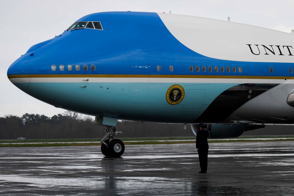 President Trump lands onboard NAS JRB New Orleans