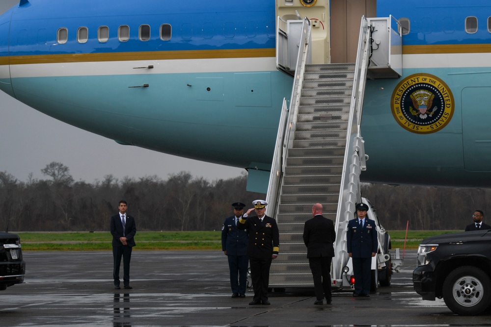 President Trump lands onboard NAS JRB New Orleans