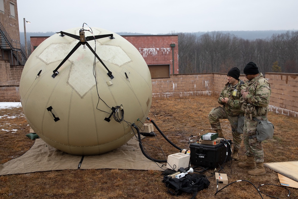 Computer-based simulation trains 42nd Inf. Div. headquarters under realistic war conditions