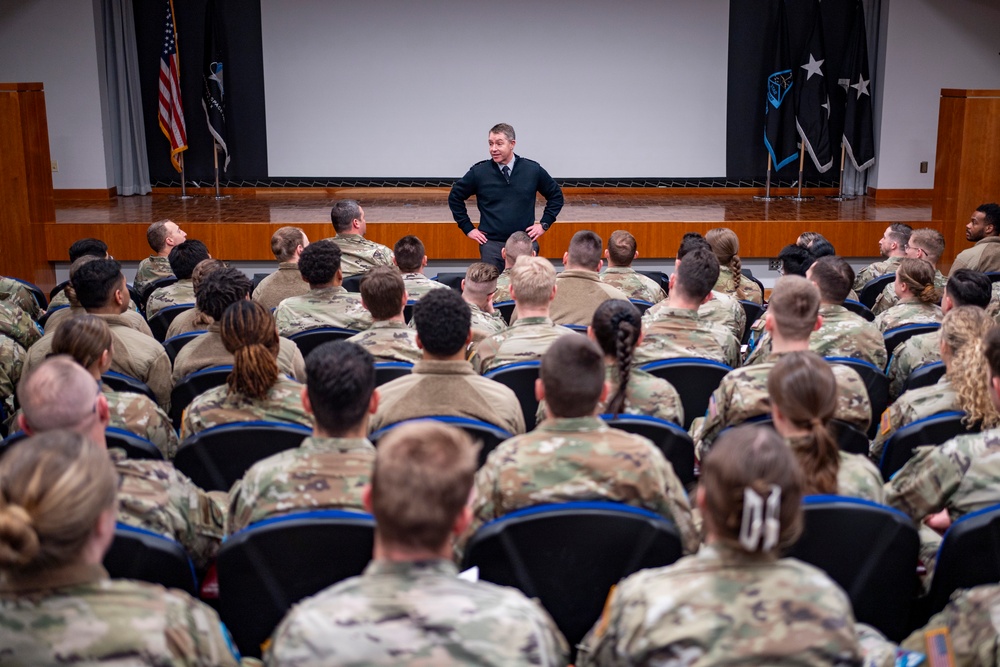 Maj. Gen. Gagnon Meets with STARCOM Leaders to Discuss Intelligence Training