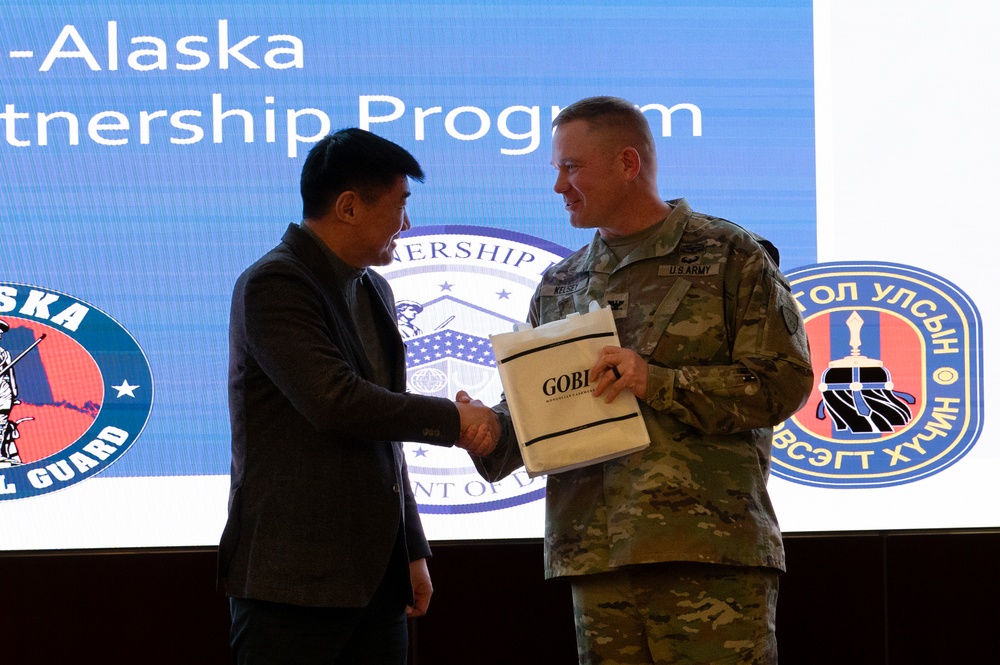 Col. Kelsey meets Mongolian Minister of Defense