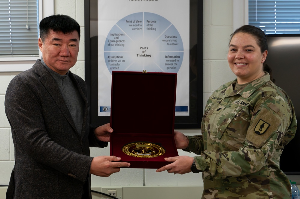 207th Multi-Functional Training Regiment Receives Gift