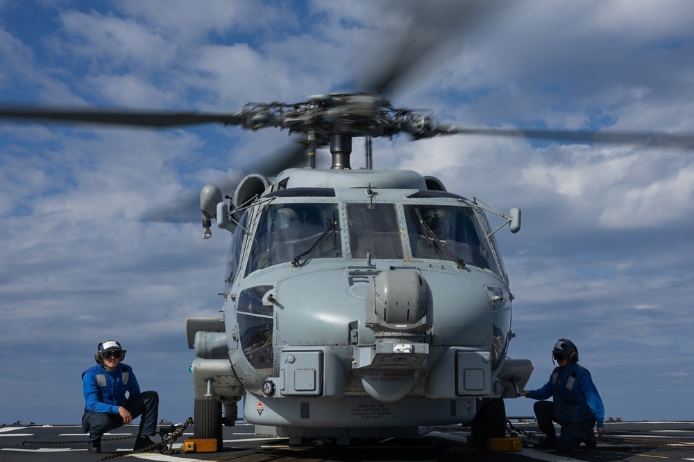 USS Oscar Austin (DDG 79) Conducts Flight Quarters