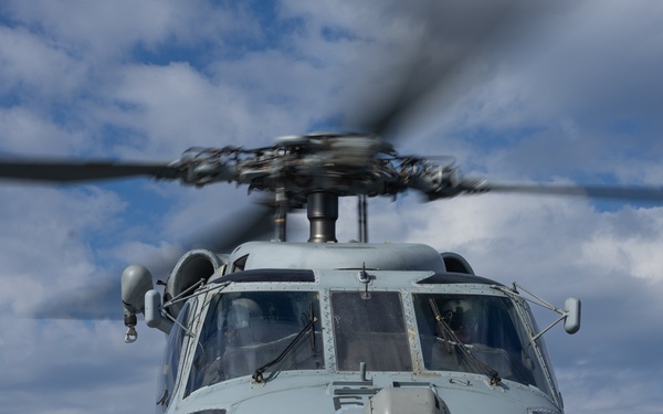 USS Oscar Austin (DDG 79) Conducts Flight Quarters