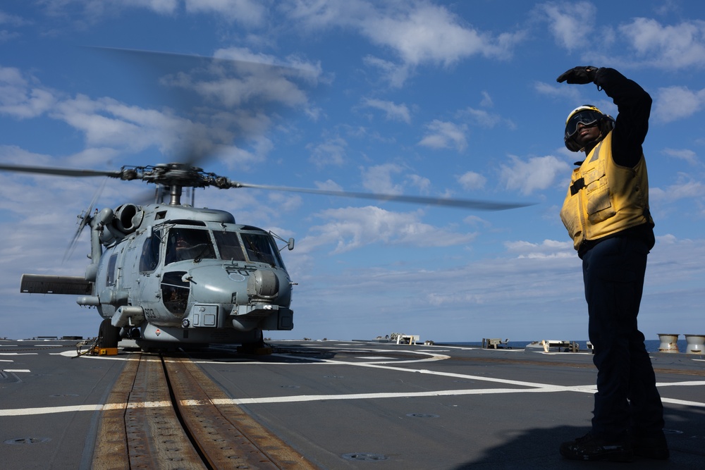 USS Oscar Austin (DDG 79) Conducts Flight Quarters