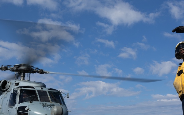 USS Oscar Austin (DDG 79) Conducts Flight Quarters