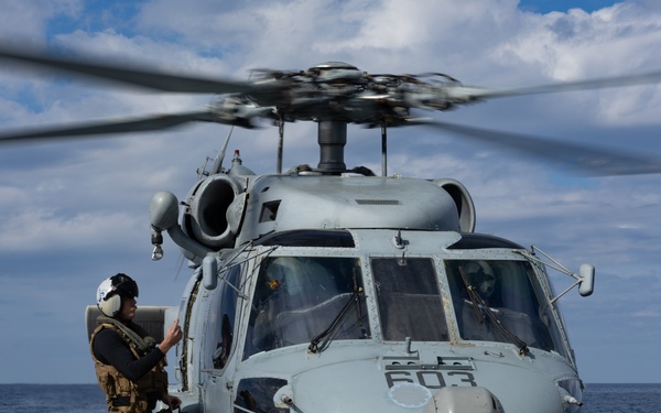 USS Oscar Austin (DDG 79) Conducts Flight Quarters