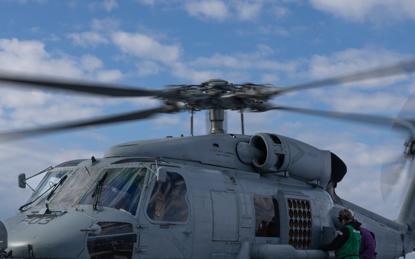 USS Oscar Austin (DDG 79) Conducts Flight Quarters