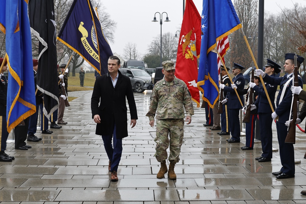 US Secretary of Defense visits USEUCOM HQ in Stuttgart