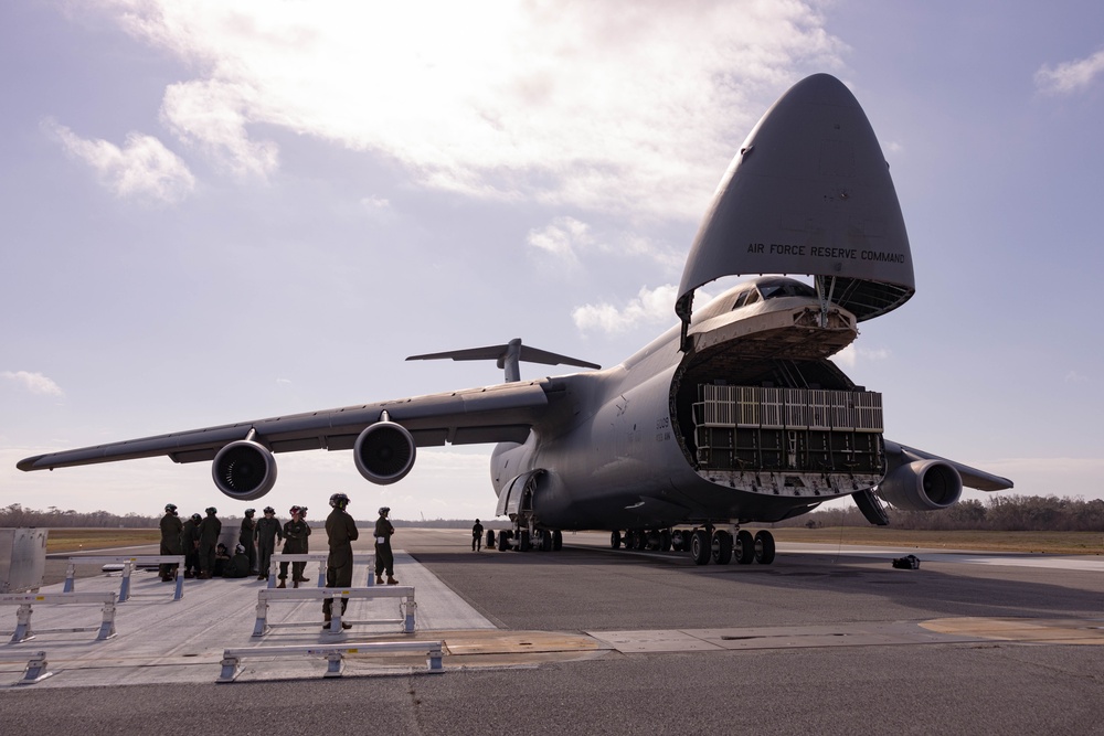 Marines and Airmen train together with a C-5 Super Galaxy