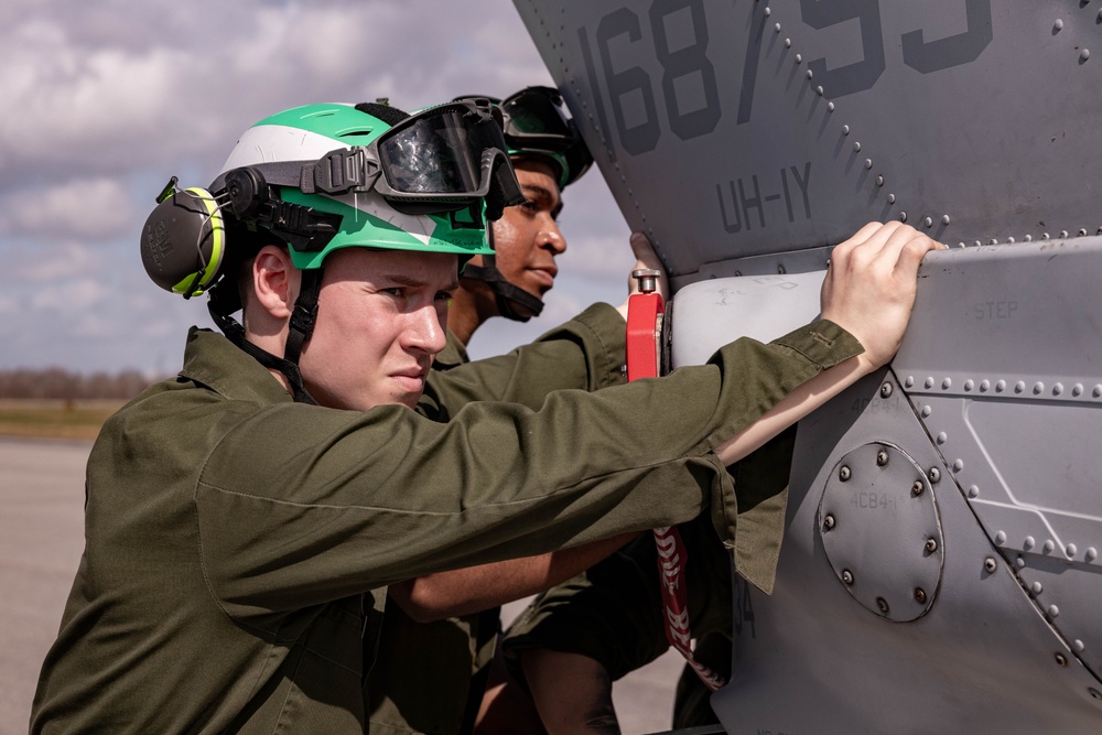 Marines and Airmen train together with a C-5 Super Galaxy