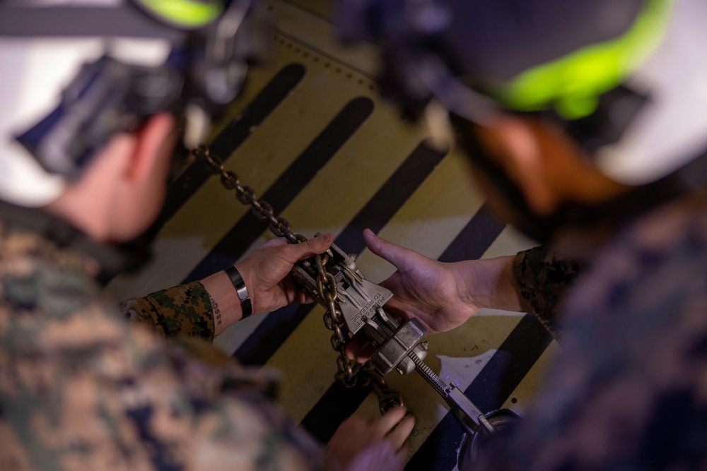 Marines and Airmen train together with a C-5 Super Galaxy