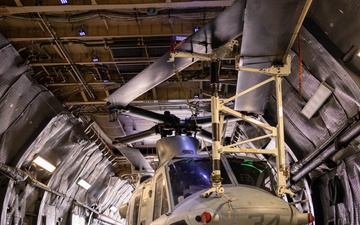 Marines and Airmen train together with a C-5 Super Galaxy