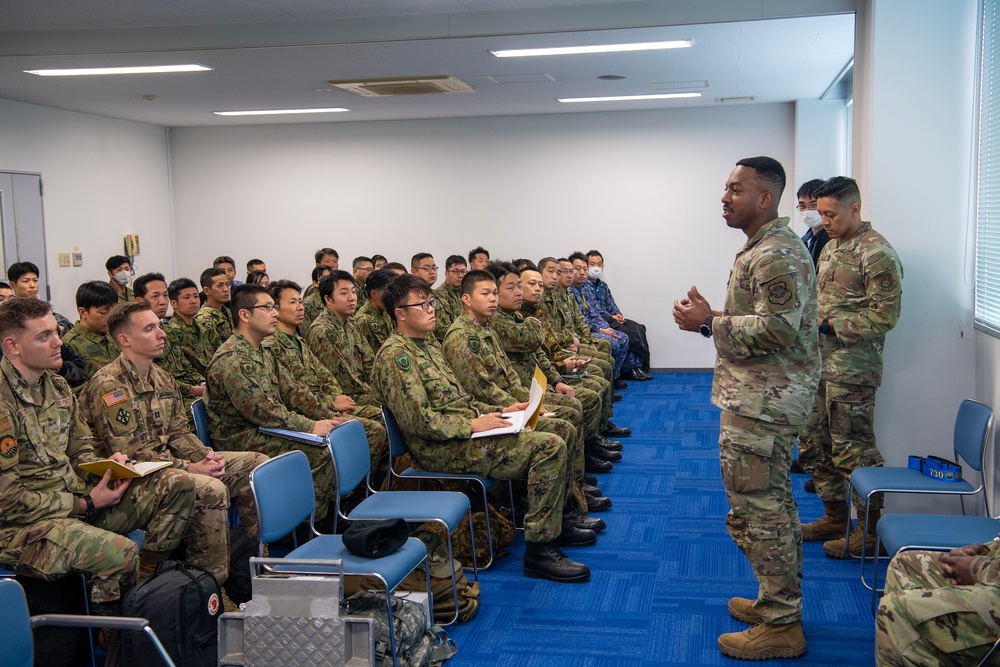 KS25: US, JSDF conduct C-17 static loading test